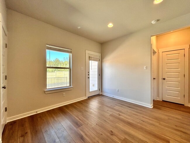 Building Photo - Spacious 3-Bed, 2-Bath Home with 2-Car Gar...