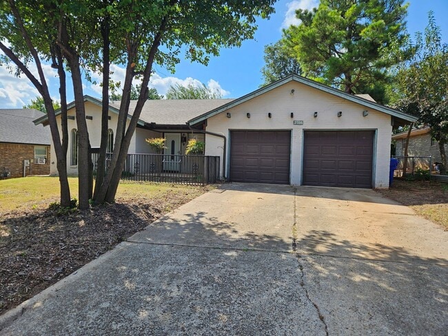 Primary Photo - (3) Bed/(1.5) Bath in NE Norman Avail NOW!