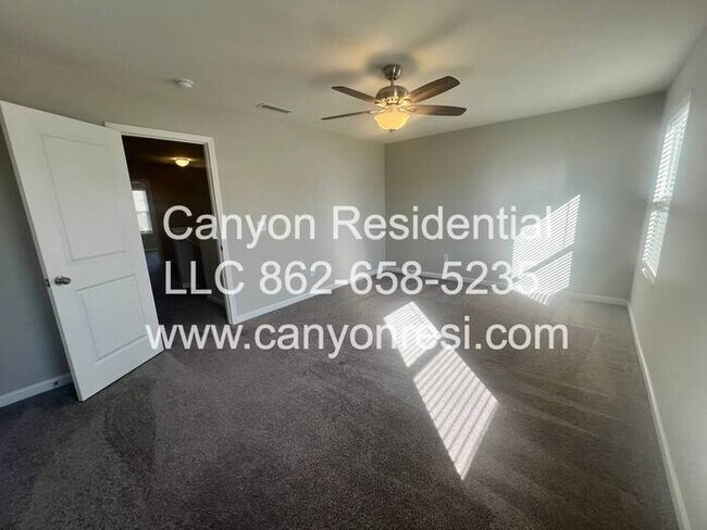 Building Photo - Beautiful 3 Bedroom 2.5 bath in well sough...