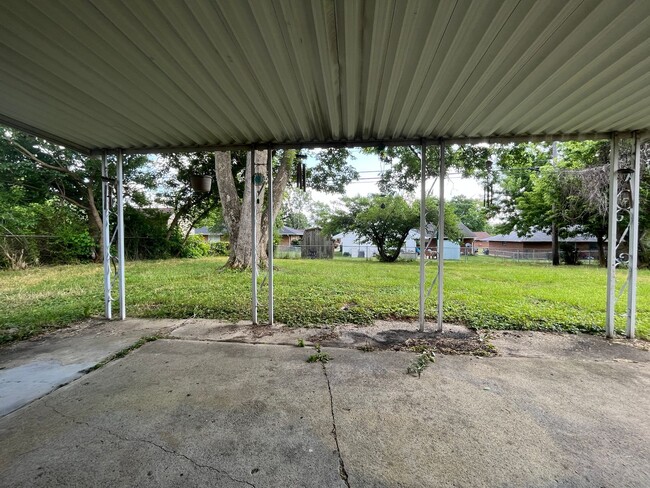 Building Photo - 3 bedroom 1 bathroom single family home wi...