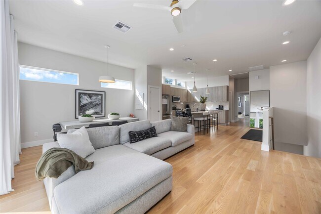 Building Photo - 5310 Suez St