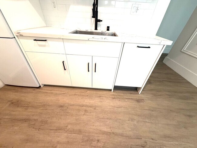 Building Photo - Beautifully Renovated Midtown Sacramento Apartment with Private Backyard Patio!