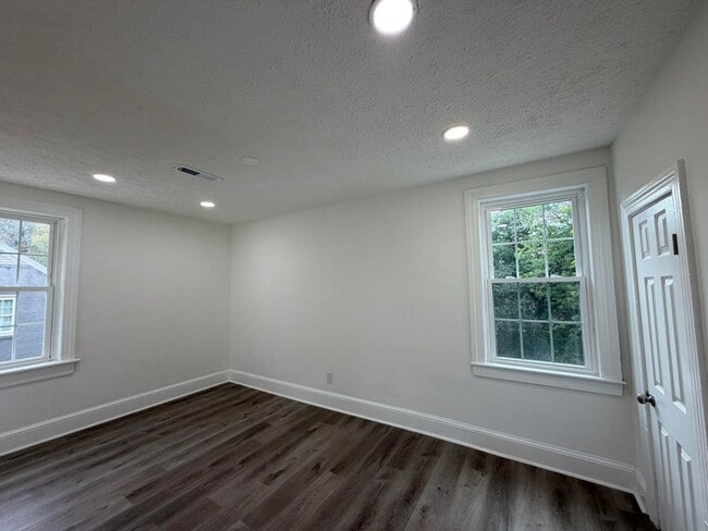 Building Photo - Spacious NE Roanoke City Home!