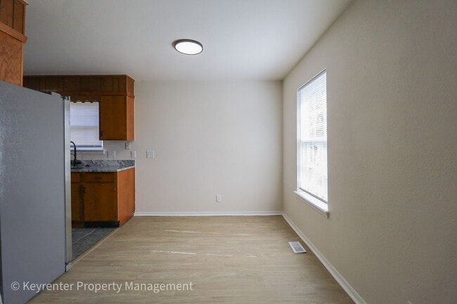 Building Photo - E 31st Ct Duplex