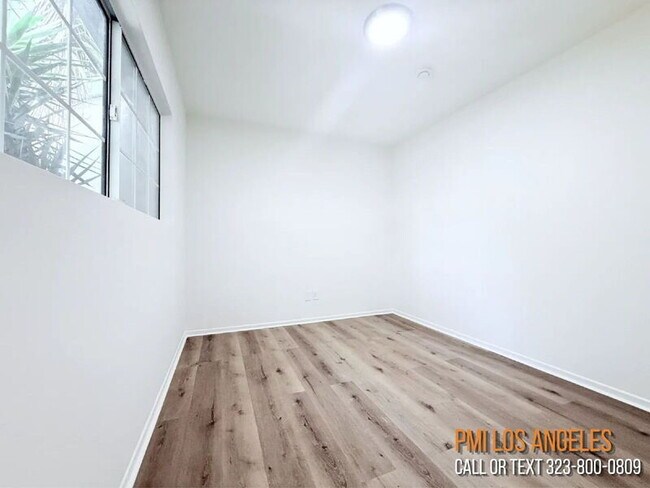 Building Photo - 10565 Camarillo St