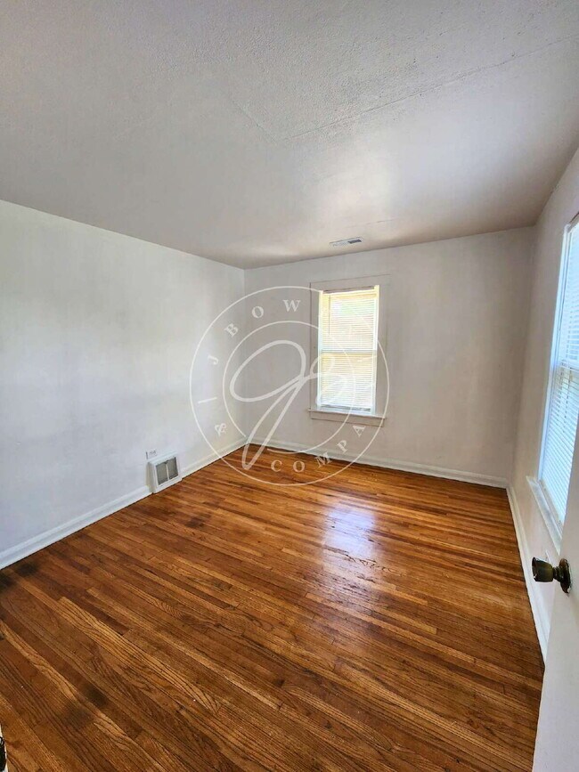 Building Photo - Updated West Toledo Upper unit! 2 Bedroom – Water Included!