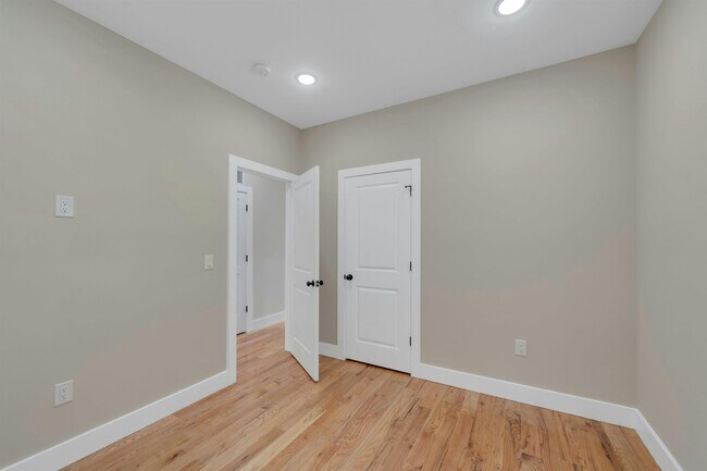 Building Photo - 275 Pearsall Ave