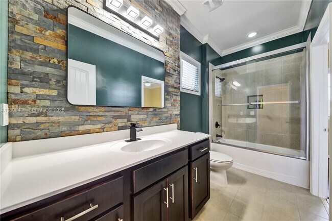 Building Photo - 346 NE 47th Pl