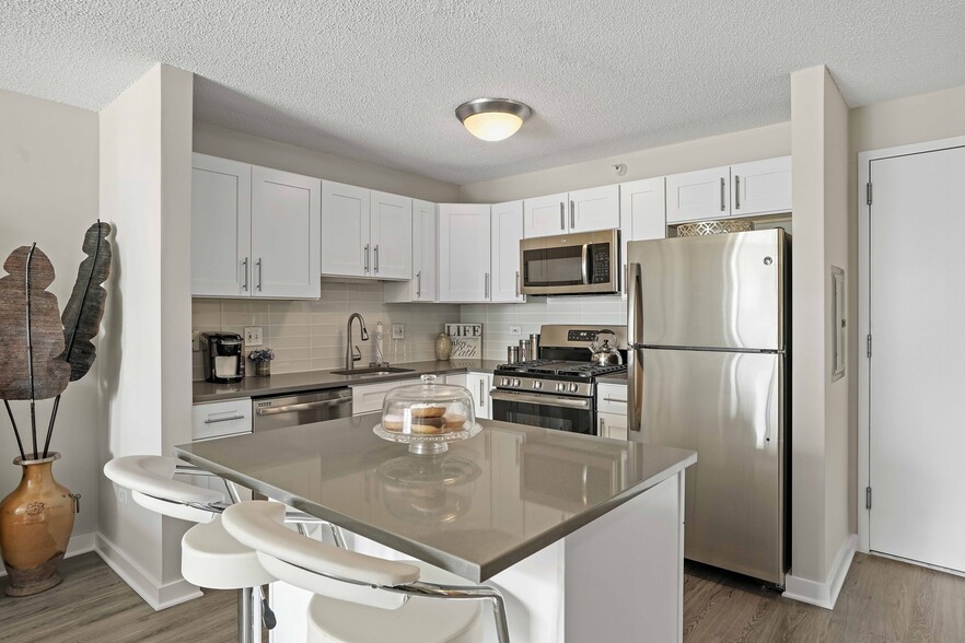 Building Photo - 590 N State St