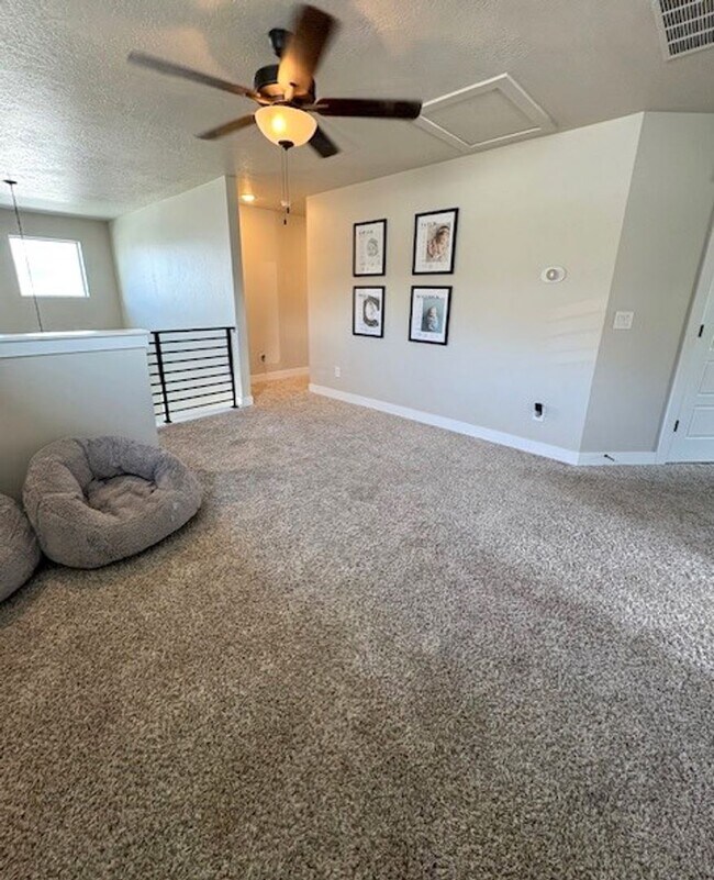 Building Photo - 4 Bedroom / 3 Bath Home in Eagle Mountain!