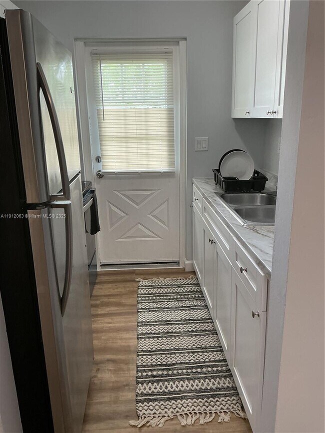 Building Photo - 1433 SW 24th Ct