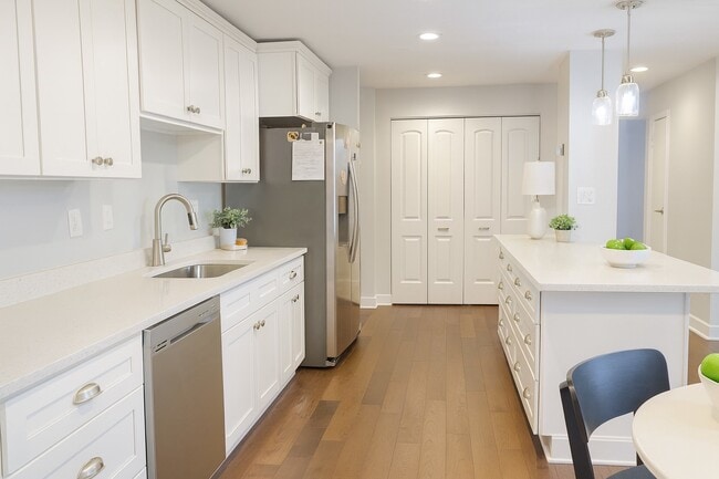 Building Photo - 1727 W Crystal Ln