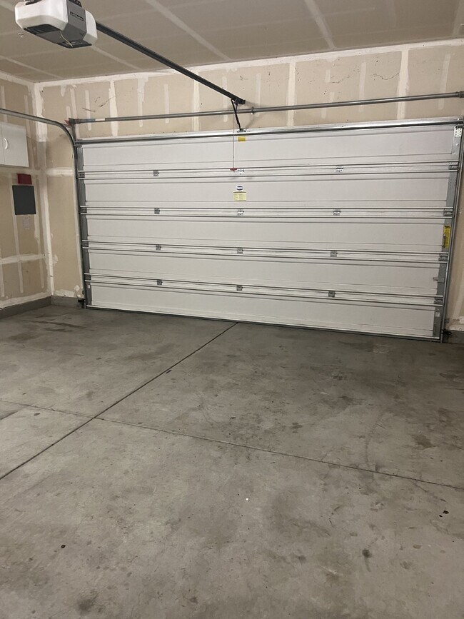 Building Photo - Stunning 4-Bed Lake View Home with Hardwood Floors