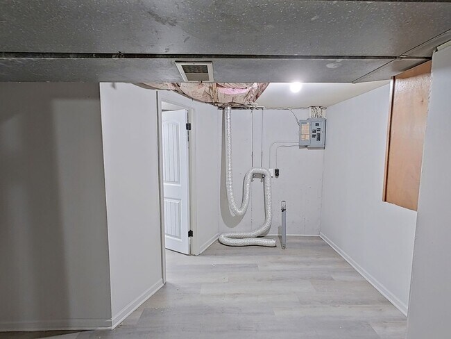 Building Photo - Lovely 3 bedroom/1.5 bath home with one car garage and finished basement.