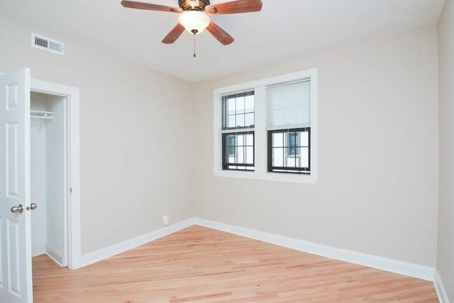 Building Photo - 899 Green Bay Rd