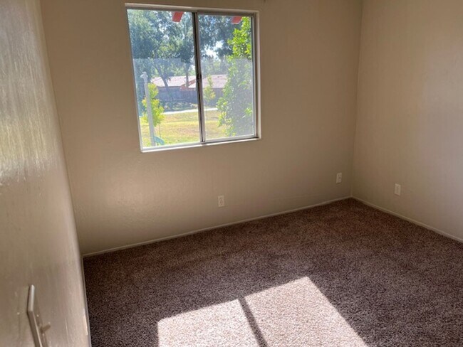 Building Photo - 3 bedroom 1.5 bathroom condo in Davis