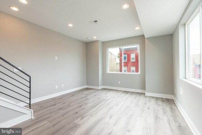 Building Photo - 2729 W Glenwood Ave