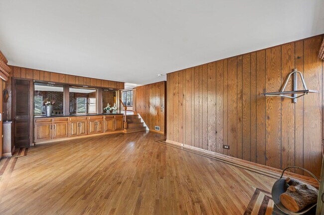 Building Photo - 62 E Fox Hill Dr