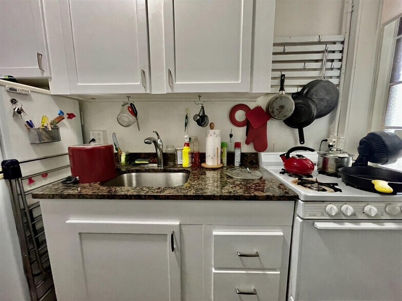 Building Photo - 71 Martin St