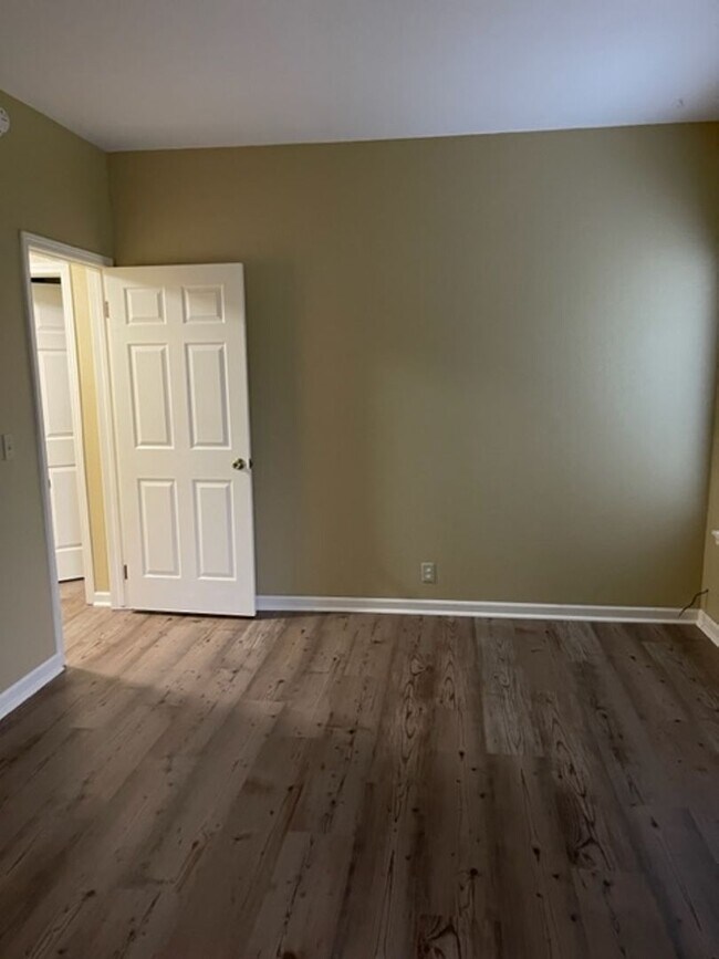 Building Photo - Beautiful Bottom Floor Unit in Ridgecrest Condos! Month to Month Lease!