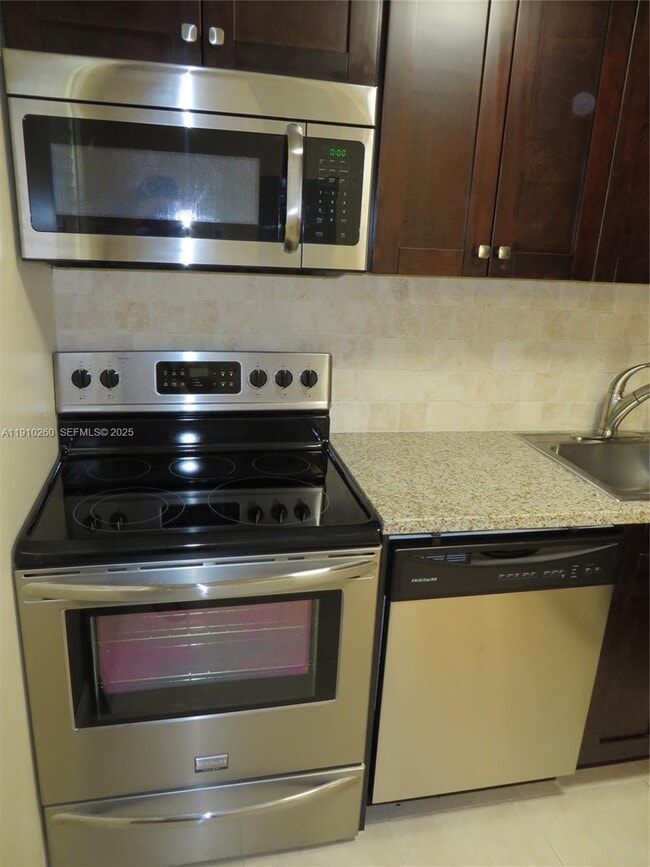 Building Photo - 220 SW 9th Ave