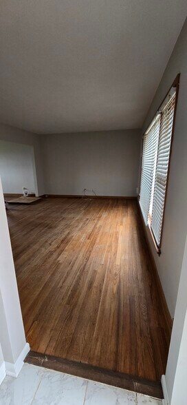 Building Photo - 2027 Glenbrook Dr