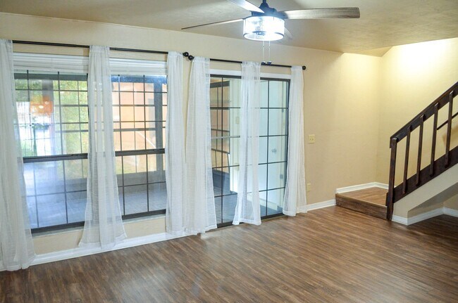 Building Photo - FIRST MONTH FREE! Rockwood Villas 3 bedroom 3 bath