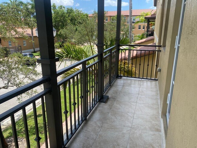 Building Photo - 948 SW 147th Ave