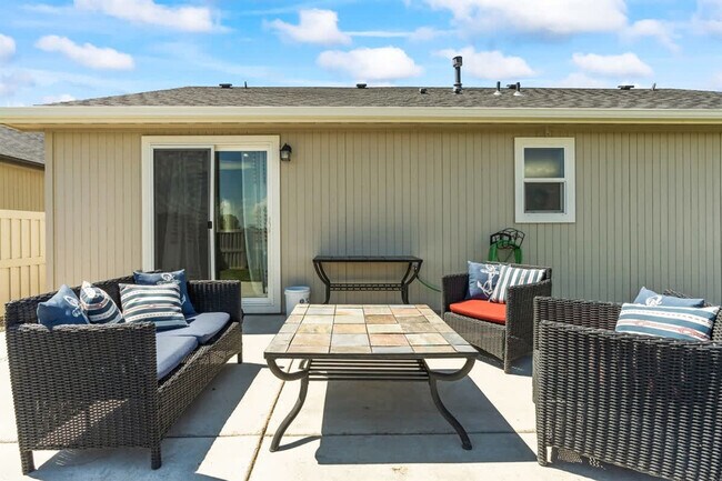 Building Photo - 216 Cliff Swallow Ave