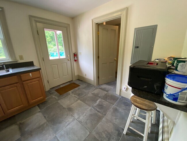 Building Photo - University Student Rental available for th...