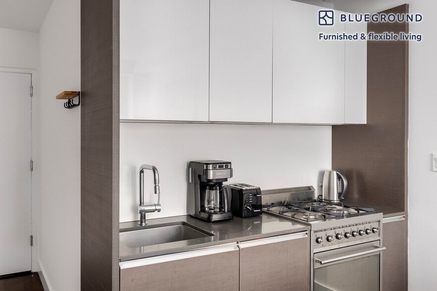 Building Photo - 666 West End Ave