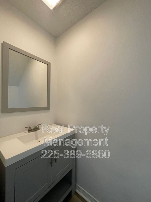 Building Photo - 914 W Tony St