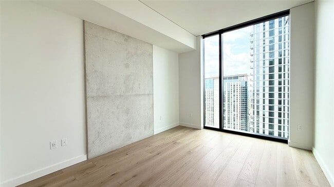 Building Photo - 610 Davis St
