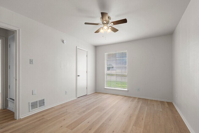 Building Photo - Beautifully Remodeled Duplex in Duncanville