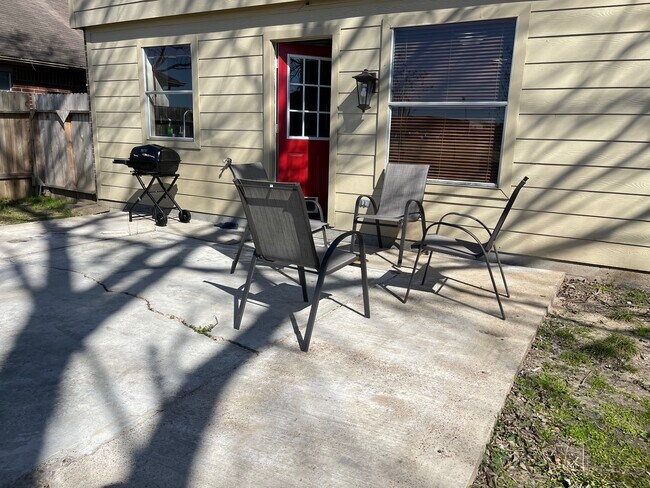 Building Photo - 17158 Summer Hollow Dr
