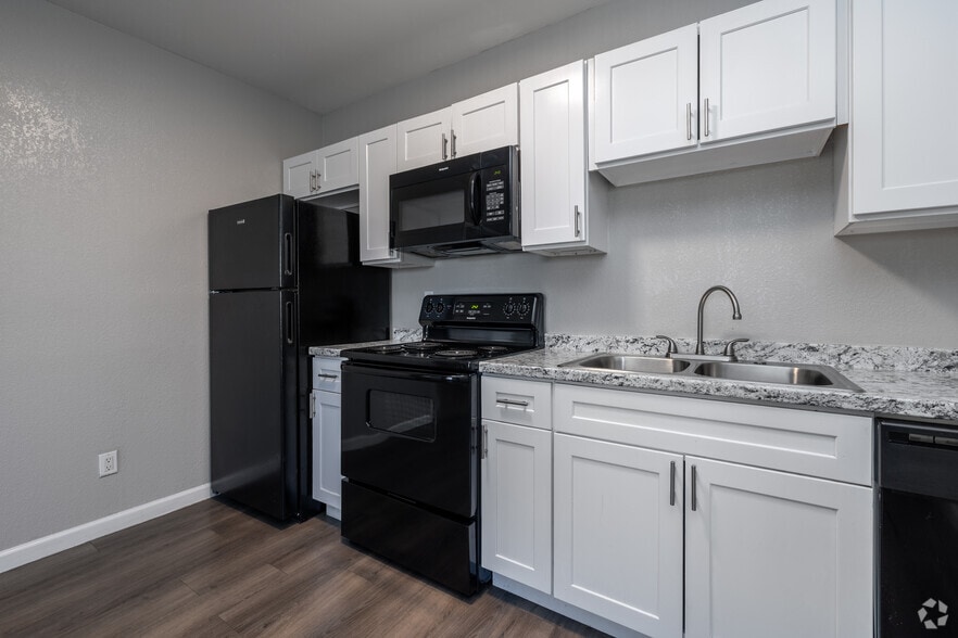 1BR, 1BA - 472SF - Kitchen - Westside Commons