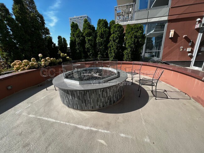 Building Photo - 1600 S Prairie Ave