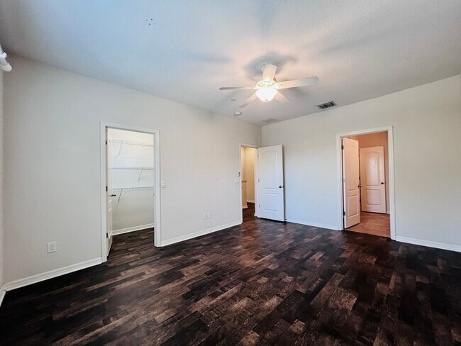 Building Photo - Gorgeous 3 bedroom, 2½ bath, 2 STORY townhome