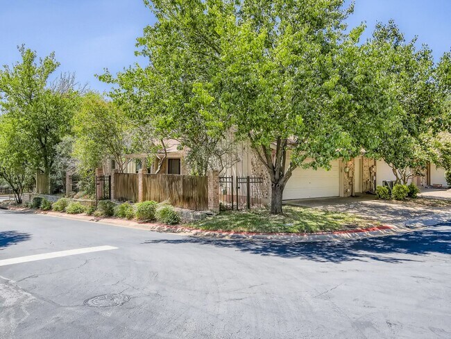Building Photo - Northwest Hills 2/2 with Study, Large Gara...