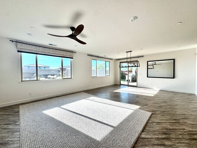 Building Photo - 5 YEARS NEW,  FORMER MODEL HOME BUILT BY LENNAR HOMES, 4 BED, 2.5 BATH, 2 CAR GARAGE