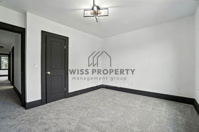 Building Photo - 889 E Livingston Ave