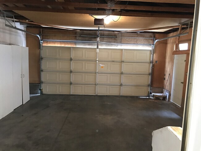 Building Photo - Beautiful 3 Bedroom 2 Bathroom West Hills Home! Great Location! Ready for Move-In!