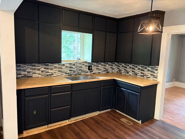 Building Photo - $900 move in special!