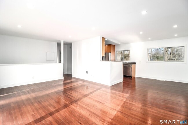 Building Photo - 8 Stonecrop Rd S