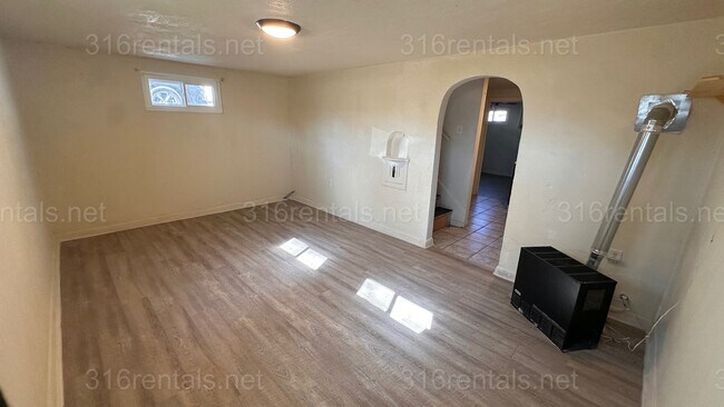 Building Photo - $625 - 1 nonconforming room / 1 bathroom - Apartment in the McCormick Neighborhood