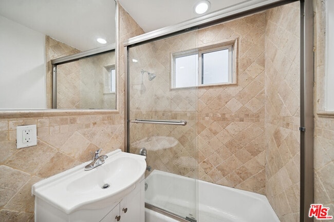 Building Photo - 710 Westmount Dr