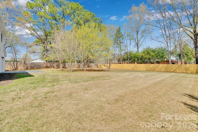 Building Photo - 7404 Shadowlake Dr