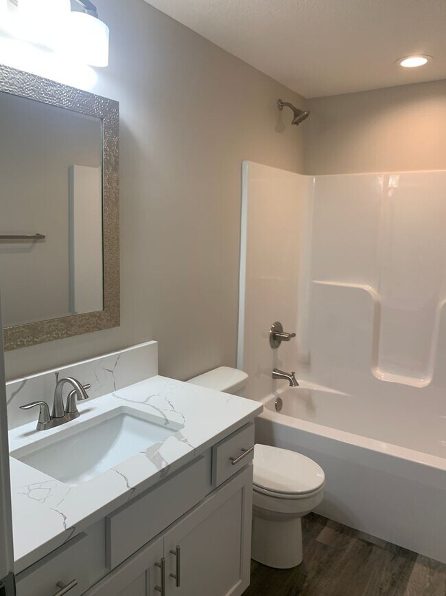 Building Photo - Beautiful 3 bedroom/3 bath daylight ranch townhome in SE Lincoln