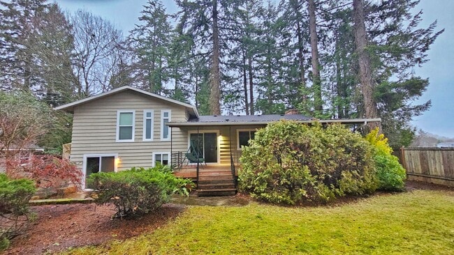 Building Photo - Beautiful 3 Bed 2.5 Bath Tri-level in Beautiful Covington.