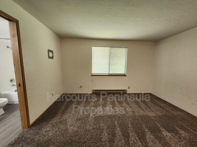 Building Photo - 6465 Lewis Dr NE